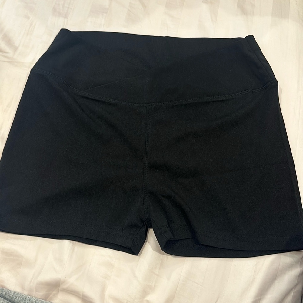 CRISS CROSS GYM SHORTS